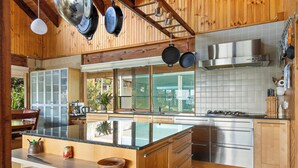 Una cocina moderna con armarios de madera, electrodomésticos de acero inoxidable y una isla grande.