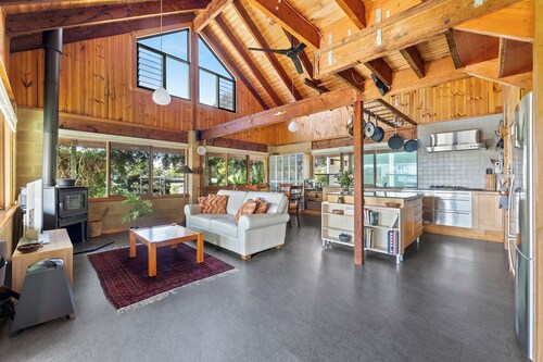 4 minutes to the beach! Spacious stunning beach house near great surf spots