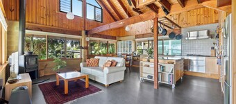 4 minutes to the beach! Spacious stunning beach house near great surf spots
