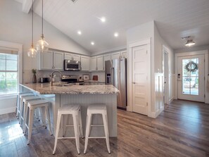 Microwave, oven, stovetop, dishwasher - Charming beach cottage! Near Seaside with easy beach access! Love pets! (Santa Rosa Beach)