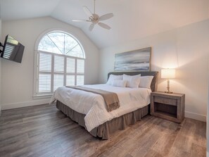 3 bedrooms, iron/ironing board, WiFi, bed sheets - Charming beach cottage! Near Seaside with easy beach access! Love pets! (Santa Rosa Beach)