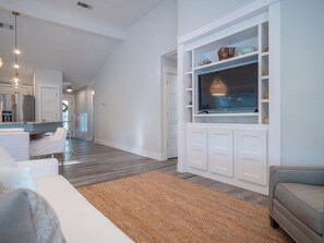 Smart TV - Charming beach cottage! Near Seaside with easy beach access! Love pets! (Santa Rosa Beach)