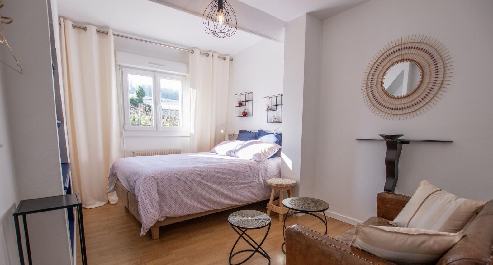 Travel crib, free WiFi, bed sheets