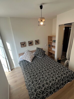 1 chambre, fer et planche Ă repasser, draps fournis