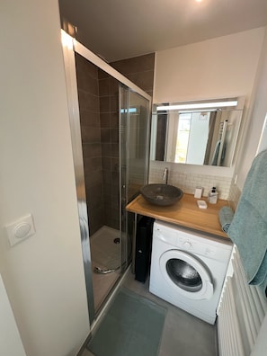 Douche, serviettes fournies, papier toilette