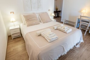 4 bedrooms, iron/ironing board, WiFi, bed sheets