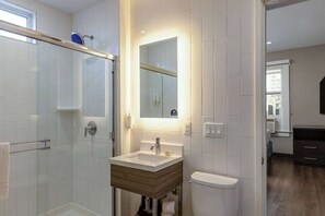 Haartrockner, Handtücher, Seife, Toilettenpapier