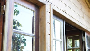 A wooden building with large windows and a wooden ceiling. - Solitude Cabin - Sailor (Pântano do Sul)