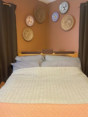 1 間睡房、房內夾萬、書桌、熨斗/熨衫板