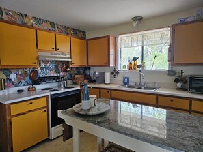 雪櫃、微波爐、焗爐、爐具