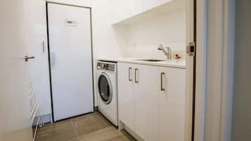 Luxury Apartment, Lake View | Laundry