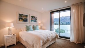 Luxury Apartment, Lake View | 3 bedrooms, iron/ironing board, WiFi (free) - Nautilus - Sleeps 8 - Lake Views (Wanaka)
