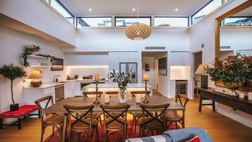 Luxury Apartment, Lake View | Dining room