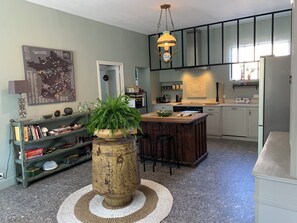 Kühlschrank, Mikrowelle, Ofen, Herdplatte
