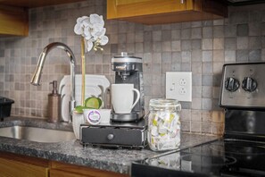 Private kitchen - Serene City Escape MINs from Downtown WIFI Incl. (Cleveland)