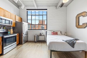 Private kitchen - Serene City Escape MINs from Downtown WIFI Incl. (Cleveland)