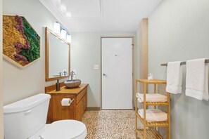 Douche, serviettes fournies, savon, papier toilette