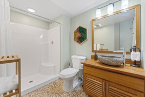 Regadera, toallas, jabón, papel de baño 