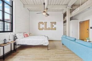 1 bedroom, WiFi, bed sheets - Serene City Escape MINs from Downtown WIFI Incl. (Cleveland)