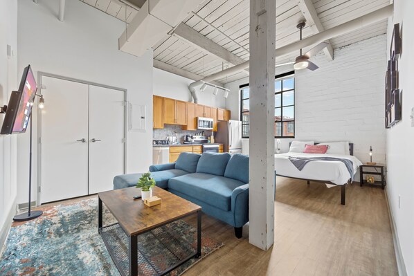 1 bedroom, WiFi, bed sheets - Serene City Escape MINs from Downtown WIFI Incl. (Cleveland)