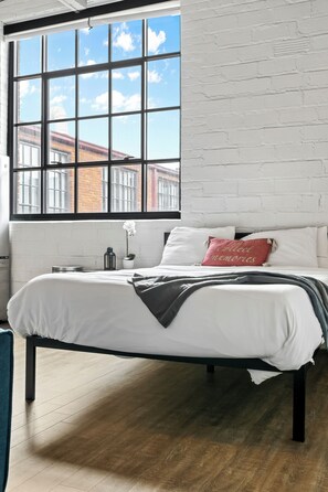 1 bedroom, WiFi, bed sheets - Serene City Escape MINs from Downtown WIFI Incl. (Cleveland)