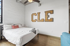 1 bedroom, WiFi, bed sheets - Serene City Escape MINs from Downtown WIFI Incl. (Cleveland)