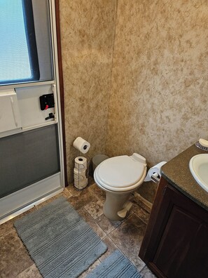 Haartrockner, Handtücher, Seife, Toilettenpapier