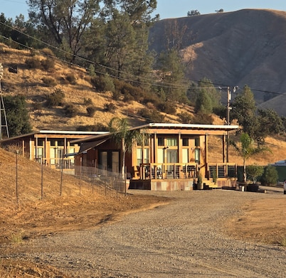 Longhorn Ranch. Views! Tiny home cabin. 2/1 /3beds Fast wifi. The pinnacles hike