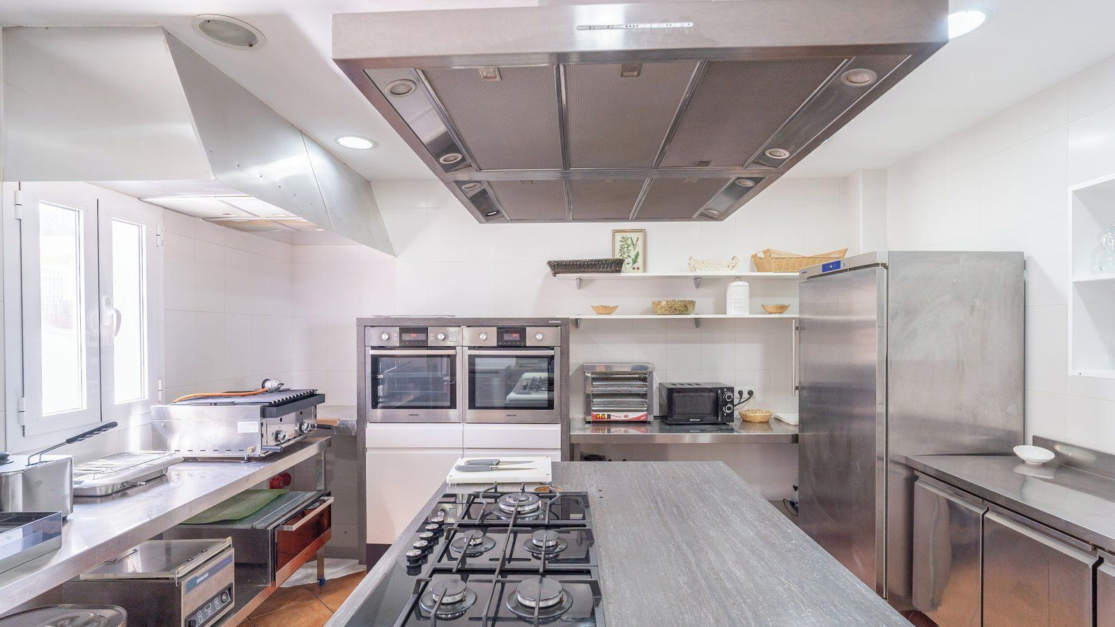 Frigorífico, microondas, horno y placa de cocina