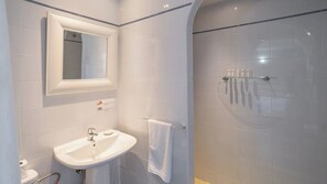 Shower, hair dryer - Casa Las Orquídeas Viñuela by Ruralidays (Málaga)