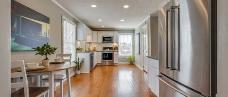 Frigorífico, microondas, horno y placa de cocina