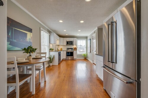 Premium Suite in Historic District, Walking Distance to Restaurants & Shops!