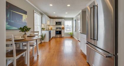 Premium Suite in Historic District, Walking Distance to Restaurants & Shops!