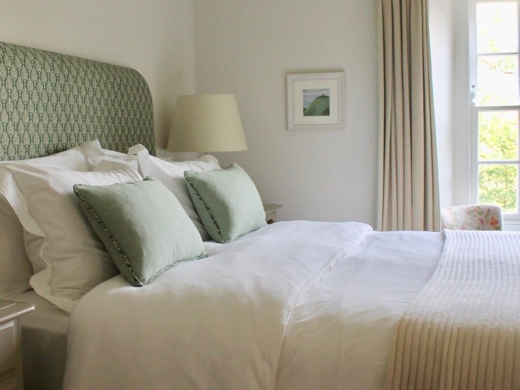 4 soverom, skrivebord, strykejern/-brett og reiseseng for barn