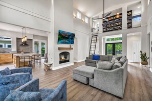 Téléviseur connecté, foyer, table de ping-pong