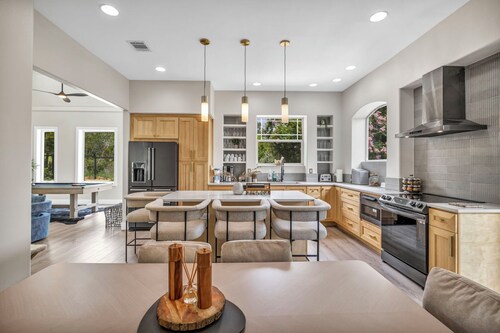 Gorgeous 6br Villa in Lovely Austin wt Massive Pool & Hot Tub + Goats & Chickens