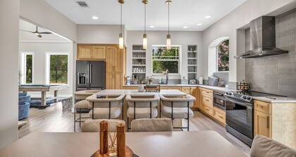 Gorgeous 6br Villa in Lovely Austin wt Massive Pool & Hot Tub + Goats & Chickens