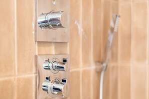 Douche, séchoir à cheveux, serviettes fournies