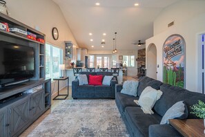 TV, fireplace - 4BR - Game Room, Putting Green, Fire Pit, & Themed Rooms (Glendale)