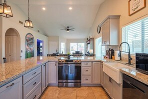 Fridge, microwave, oven, stovetop - 4BR: Game Room, Putting Green, Bar & Themed Rooms (Glendale)