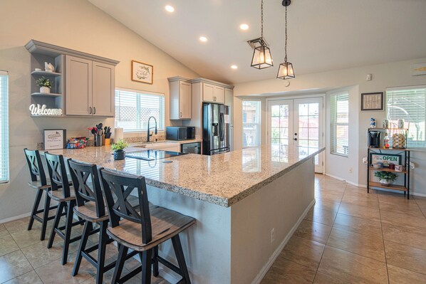 Fridge, microwave, oven, stovetop - 4BR - Game Room, Putting Green, Fire Pit, & Themed Rooms (Glendale)