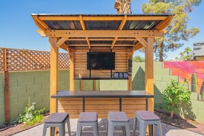 Terrace/patio - 4BR: Game Room, Putting Green, Bar & Themed Rooms (Glendale)