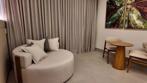 Habitación doble superior | Caja de seguridad en la habitación y espacio para trabajar con laptop 