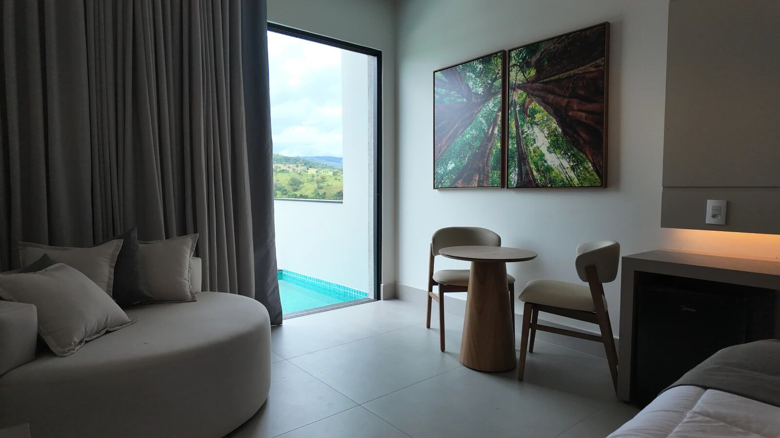 Quarto casal superior | Cofres nos quartos, espaço de trabalho para notebook, cortinas blackout