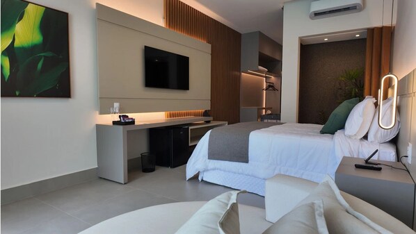 Double Room | 1 bedroom, in-room safe, laptop workspace, blackout drapes