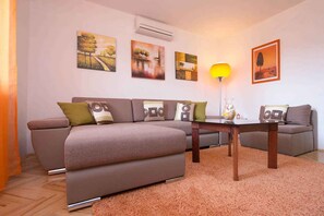 TV - Holiday flat with terrace (Baška)