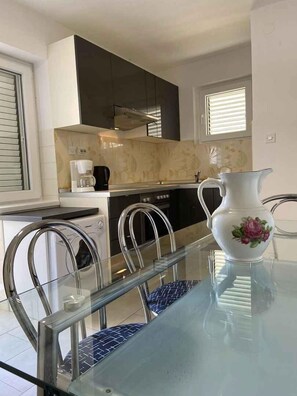 Kühlschrank, Ofen, Herdplatte, Geschirrspüler