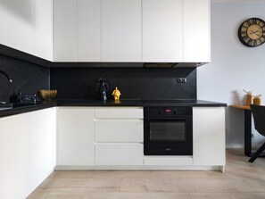 Fridge, oven, stovetop, dishwasher