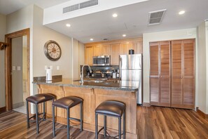 Réfrigérateur, four à micro-ondes, un four, surface de cuisson