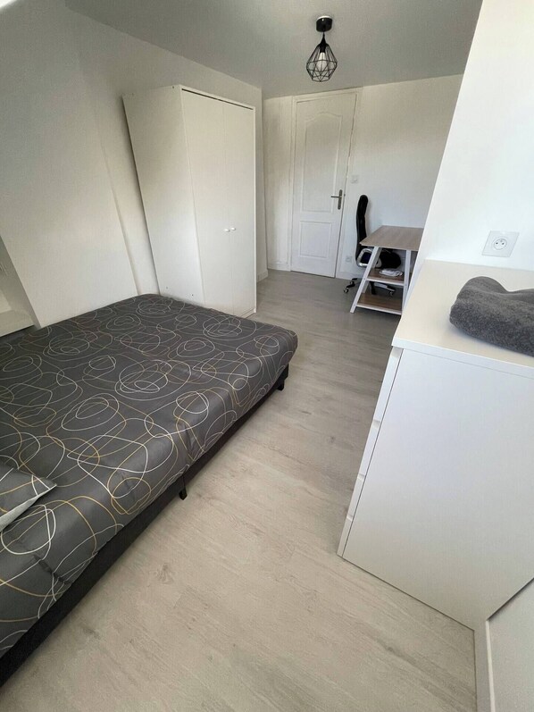 4 habitaciones, tabla de planchar con plancha, wifi y ropa de cama 